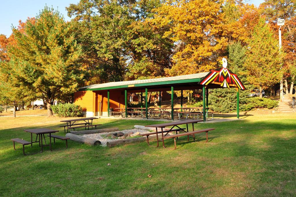 Arrowhead Camping Resort Deluxe Cabin 4 Douglas Center Exterior photo